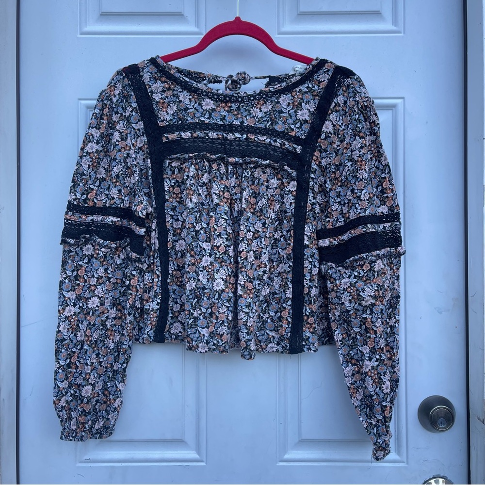 American Eagle floral peasant crop top💐🖤